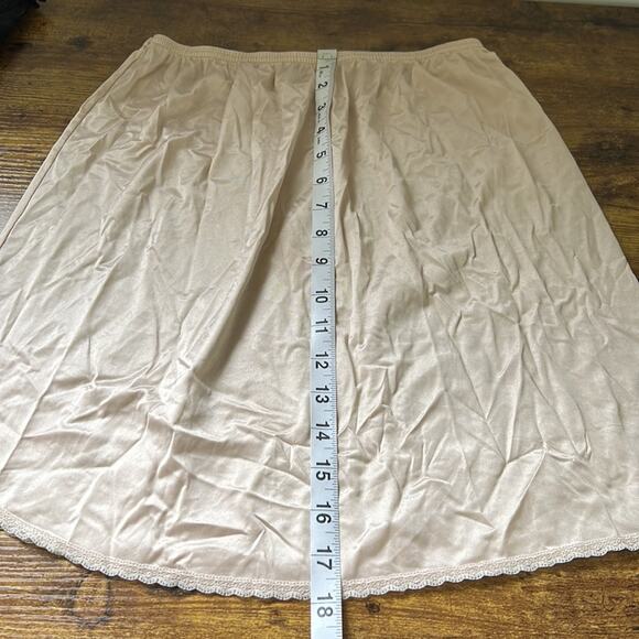 Gilligan & O’malley Nude 18” Elastic Waist Slip - Picture 6 of 9